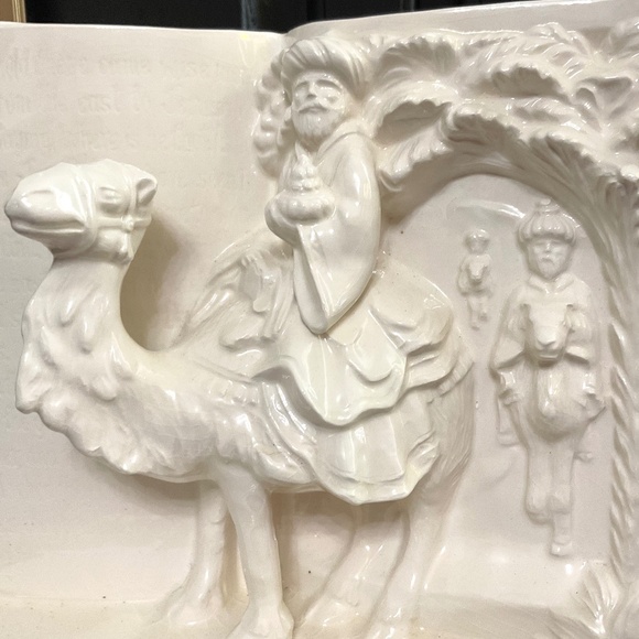 Vintage Nativity Scene Magi Wise Men Bookend with Bible Sculpture - Picture 3 of 16